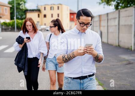 Gemischte Renngruppe von Freunden, die in der Stadt zusammen rumhängen. Stockfoto