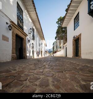 Gepflasterte Straße in Villa de Leyva, einer kleinen Stadt mit traditioneller Kolonialarchitektur Stockfoto