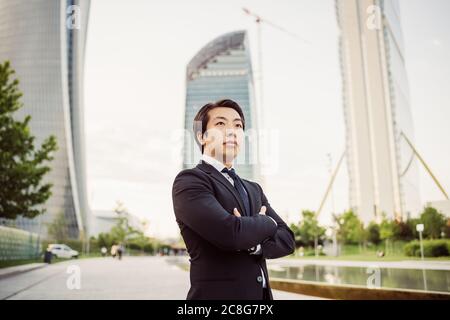 Porträt eines asiatischen Geschäftsmannes in dunklem Anzug. Stockfoto