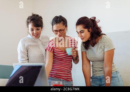 Kollegen mit Laptop zusammen Stockfoto