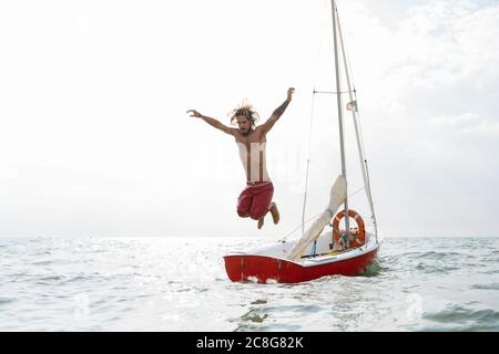 Mann springen Segelboot Stockfoto