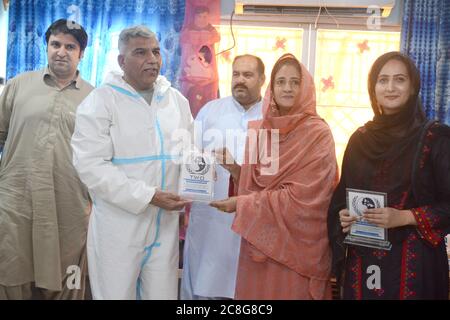 QUETTA, BALOCHISTAN, PAKISTAN. 24.-2020. Juli: Vorsitzende der heutigen Frauenorganisation (ZWEI Quetta) Frau Sana Durrani und Mitglied Frau farina khan khatt Stockfoto