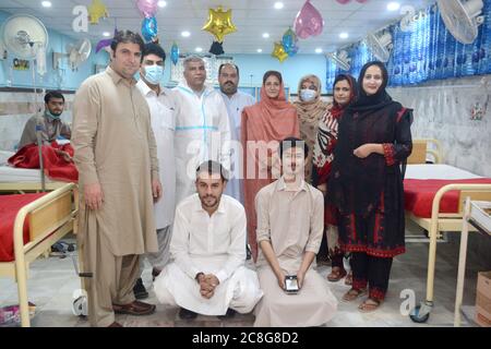 QUETTA, BALOCHISTAN, PAKISTAN. 24.-2020. Juli: Gruppenfoto der Mitglieder der heutigen Frauenorganisation Frau Sana durrani, farina khttak und andere wi Stockfoto