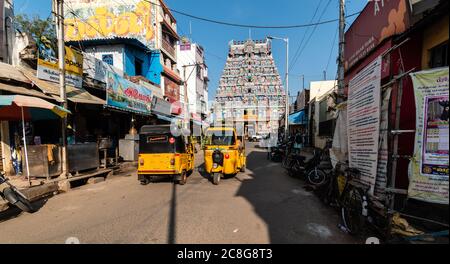 Trichy, Tamil Nadu, Indien - Februar 2020: Gelbe Rikschas auf den Straßen, die zum alten Jambukeshwar-Tempel in der Stadt Tiruchirappalli führen. Stockfoto