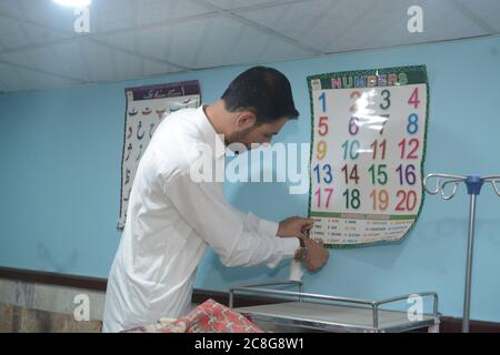 QUETTA, BALOCHISTAN, PAKISTAN. 24.-2020. Juli: Mitglied der heutigen Frauenorganisation (ZWEI Quetta), die die Onkologie-Kinderstation im Bolan Medical Complex dekoriert Stockfoto