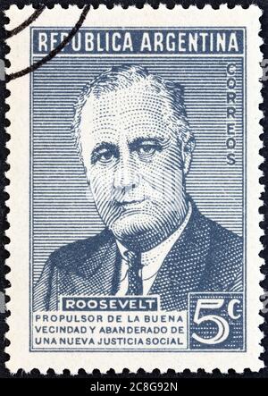 ARGENTINIEN - UM 1946: Eine in Argentinien gedruckte Briefmarke zum Todestag von Präsident Roosevelt zeigt den US-Präsidenten Franklin Roosevelt. Stockfoto