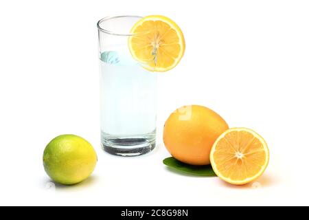 Frisches Wasser Im Glas Mit Zitrone. Frische Meyer Zitronen Und Limetten Isoliert Auf Weißem Hintergrund. Stockfoto