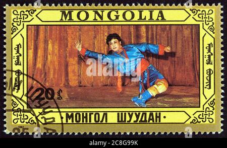 MONGOLEI - UM 1987: Eine in der Mongolei gedruckte Briefmarke zeigt Tänzer, um 1987. Stockfoto