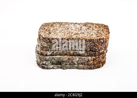 Schimmeliges Vollkornbrot, isoliert auf weißem Hintergrund Stockfoto