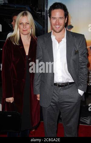 Schauspieler Rob Morrow und Frau Debbon Ayer bei der Los Angeles Premiere von 'The Bucket List' im Cinerama Dome in Hollywood, CA. Die Veranstaltung fand am Sonntag, 16. Dezember 2007 statt. Foto von: SBM / PictureLux - Dateireferenz # 34006-12299SBMPLX Stockfoto