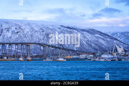 Brücke von der Insel Tromsö zum Festland Stockfoto