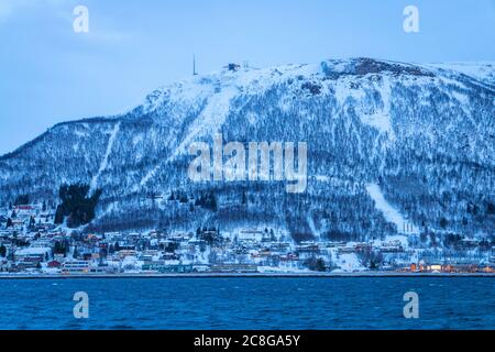 Blick auf die Fjellheisen über die Stadt Tromsø, Nordnorwegen Stockfoto