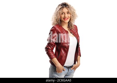 Trendige junge Frau in einer roten Lederjacke mit einem lockigen blonden Haar auf weißem Hintergrund isoliert Stockfoto