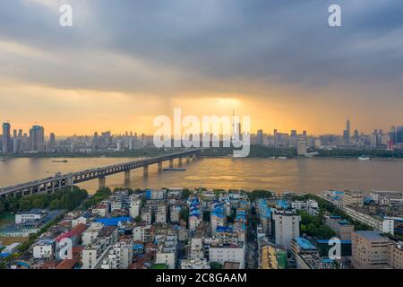 Blick auf die Wuhan-Stadt. Panoramasilhouette und Gebäude am jangtsekiang. Stockfoto