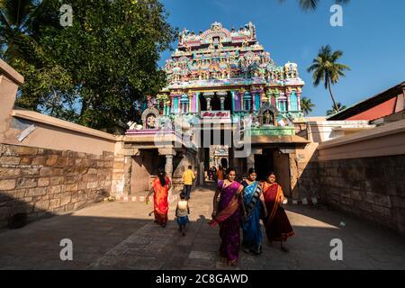 Trichy, Tamil Nadu, Indien - Februar 2020: Pilger, die in den alten Jambukeshwar Tempelkomplex in der Stadt Tiruchirappalli wandern. Stockfoto