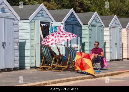 Bournemouth, Dorset, Großbritannien. Juli 2020. Wetter in Großbritannien: Nach einem bewölkten Morgen kehrt die Sonne für einen schönen warmen, sonnigen Nachmittag zurück, wenn die Temperaturen steigen und Sonnenanbeter zu den Stränden von Bournemouth strömen, um die Sonne und das Meer zu genießen. Quelle: Carolyn Jenkins/Alamy Live News Stockfoto