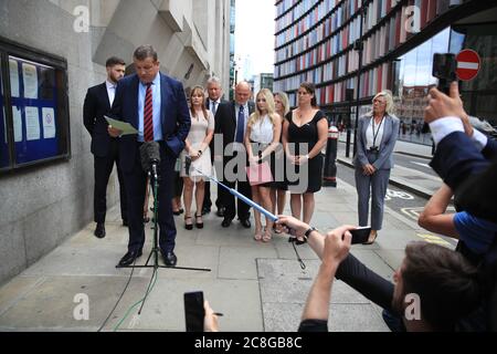 Der Untersuchungsbeauftragte der Thames Valley Police, Detective Superintendent Stuart Blaik, wird von Lissie Harper (rechts 3), der Witwe von PC Andrew Harper, beobachtet, während er vor dem Old Bailey in London mit den Medien spricht, nach Fahrer Henry Long, 19, Wer PC Andrew Harper zu seinem Tod schleppte, wurde für nicht schuldig befunden Mord, sondern hatte zuvor schuldig zu Totschlag und seine Passagiere Jessie Cole und Albert Bowers, beide 18, wurden von Mord freigesprochen, aber für schuldig befunden Totschlag. Stockfoto