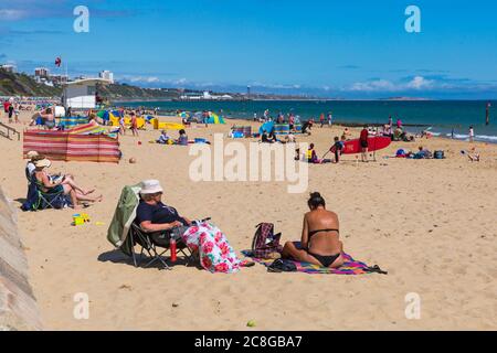 Bournemouth, Dorset, Großbritannien. Juli 2020. Wetter in Großbritannien: Nach einem bewölkten Morgen kehrt die Sonne für einen schönen warmen, sonnigen Nachmittag zurück, wenn die Temperaturen steigen und Sonnenanbeter zu den Stränden von Bournemouth strömen, um die Sonne und das Meer zu genießen. Quelle: Carolyn Jenkins/Alamy Live News Stockfoto