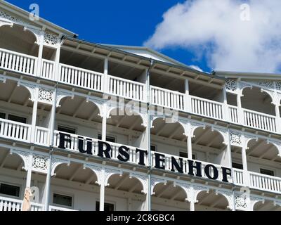 FÜRSTENHOF Fassade Sassnitz Altstadt schönes Haus weiße Villa weiße Fassade blauer Himmel Holzfassade Insel Rügen Ostsee Urlaub in Deutschland Stockfoto