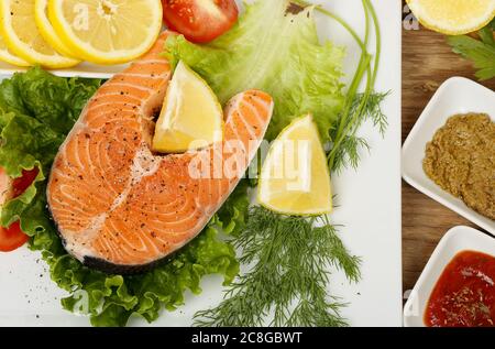 Lachs Fisch auf Gericht mit anderen Zutaten Stockfoto