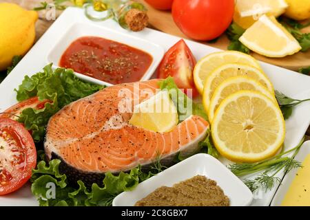 Roher Lachsfisch auf Gericht mit anderen Zutaten Stockfoto