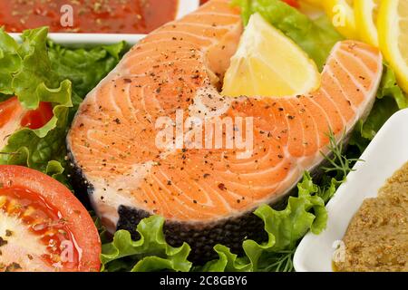 Nahaufnahme von rohem Lachs auf Gericht mit anderen Zutaten Stockfoto