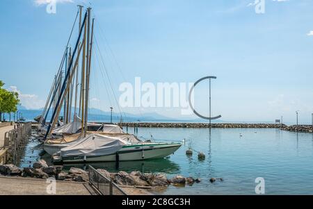 Lausanne Schweiz , 25 Juni 2020 : Ouchy Hafen Marina und Genfer See Blick mit Booten und riesigen Wetterfahne in Lausanne Schweiz Stockfoto