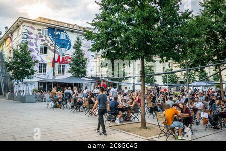 Lausanne Schweiz , 25 Juni 2020 : Bar Terrasse am Abend voller Menschen in Le Flon Esplanade Bezirk im Sommer 2020 und covid Krise in L Stockfoto