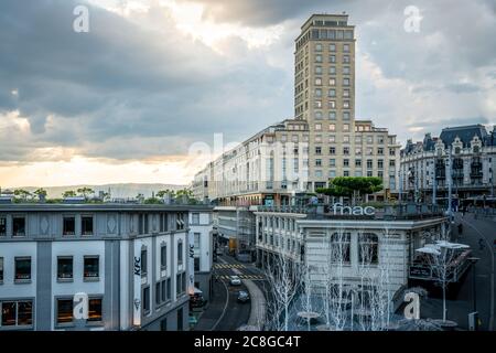 Lausanne Schweiz , 25. Juni 2020 : Blick auf den Tour de Bel-Air oder Bel Air Turm bei Sonnenuntergang ein 1931 erbes Gebäude im Stadtteil Le Flon Lausanne SWI Stockfoto