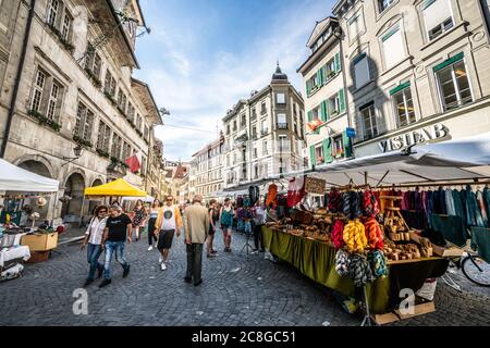 Lausanne Schweiz , 26. Juni 2020 : Menschen auf dem kreativen Kunsthandwerksmarkt auf dem Place de la Palud oder Palud in Lausanne Waadt Schweiz Stockfoto