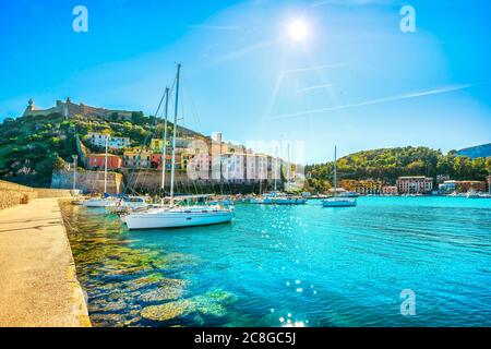 Dorf Porto Ercole und Boote im Hafen. Monte Argentario, Maremma Grosseto Toskana, Italien Stockfoto