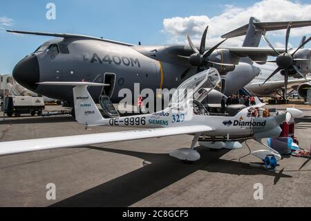 Diamond DA36 E-Star, entwickelt von Siemens, EADS und Diamond Aircraft. Elektrisches Hybrid-Flugzeug. Batterie- und Kraftstoff-Flugzeug Stockfoto