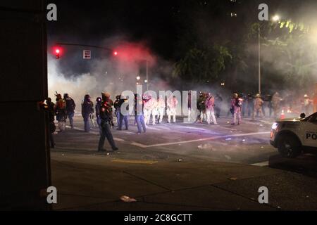 Portland, Oregon, USA. Juli 2020. 24. Juli 2020, Portland, Oregon. Polizei und Bundesbeamte kämpfen in den frühen Morgenstunden mit Anarchisten. Quelle: Amy Katz/ZUMA Wire/Alamy Live News Stockfoto