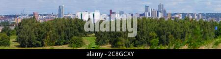 Panorama der Skyline von Leeds. Hohe Gebäude der Studentenunterkunft Arena Village dominieren die Skyline der Stadt. Stockfoto