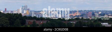 Panorama der Skyline von Leeds. Hohe Gebäude der Studentenunterkunft Arena Village dominieren die Skyline der Stadt. Stockfoto