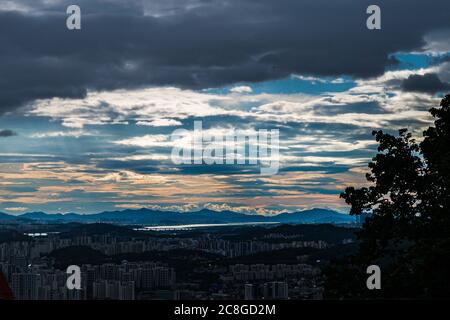 Landschaft einer großen Stadt, in der der Regen gerade zu brechen begonnen hat Stockfoto