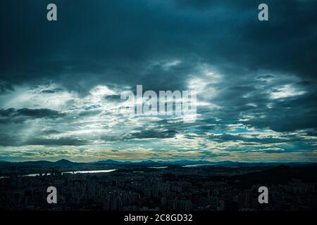 Landschaft einer großen Stadt, in der der Regen gerade zu brechen begonnen hat Stockfoto