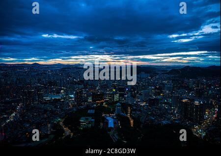 Nachtansicht von Seoul, wo das Sonnenlicht fast gedämpft ist Stockfoto