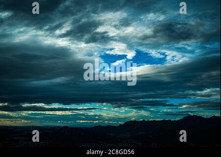 Landschaft einer großen Stadt, in der der Regen gerade zu brechen begonnen hat Stockfoto