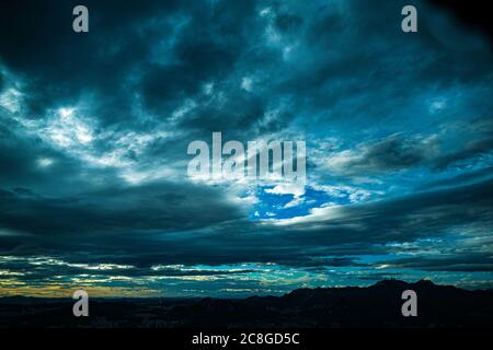 Landschaft einer großen Stadt, in der der Regen gerade zu brechen begonnen hat Stockfoto