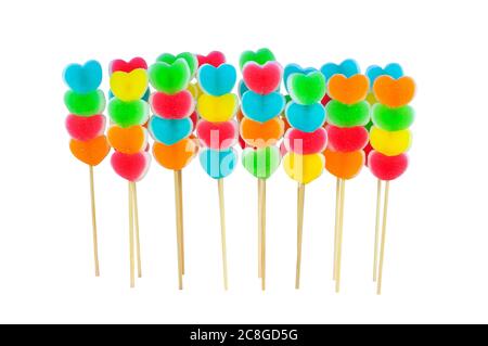 Bunte Herz geformt Phantasie Gelee in Bambus-Stick isoliert auf weißem Hintergrund. Stockfoto