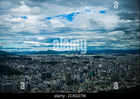 Landschaft einer großen Stadt, in der der Regen gerade zu brechen begonnen hat Stockfoto