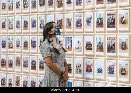 London, Großbritannien. Juli 2020. Ein Assistent betrachtet Bilder aus der Steve McQueen Ausstellung "Year 3, A Portrait of London". Die Tate Britain und andere Tate Galleries im Land werden ab Montag, 27. Juli, wieder für Besucher geöffnet, mit sozialen Distanzierungsmaßnahmen. Kredit: Imageplotter/Alamy Live Nachrichten Stockfoto