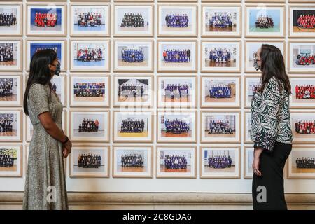 London, Großbritannien. Juli 2020. Zwei Assistenten betrachten Bilder aus der Steve McQueen Ausstellung "Year 3, A Portrait of London". Die Tate Britain und andere Tate Galleries im Land werden ab Montag, 27. Juli, wieder für Besucher geöffnet, mit sozialen Distanzierungsmaßnahmen. Kredit: Imageplotter/Alamy Live Nachrichten Stockfoto