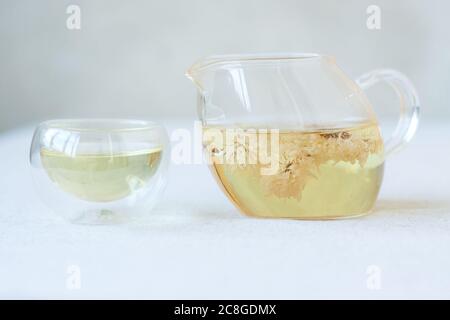 Chinesischer Chrysantheme Tee in einer Glas Teekanne und Tasse Stockfoto