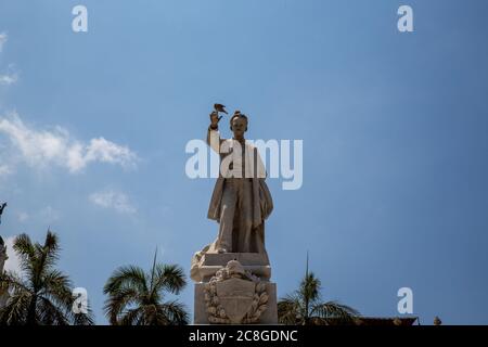 Havanna / Kuba - 04.15.2015: Die Statue des berühmten Dichters Jose Marti aus weißem Marmor befindet sich im Central Park (Parque Central). Vögel auf seiner Hand und Stockfoto