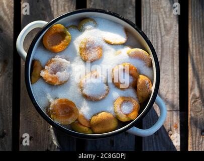 Kiew, Ukraine. Juli 2020. Ein Topf mit Aprikosenhälften, bedeckt mit Zucker, um Marmelade zu machen, auf einem Tisch im Garten.die im Inland hergestellten Aprikosen sind die billigsten Früchte auf dem ukrainischen Markt geworden. Kredit: Igor Golovniov/SOPA Images/ZUMA Wire/Alamy Live Nachrichten Stockfoto