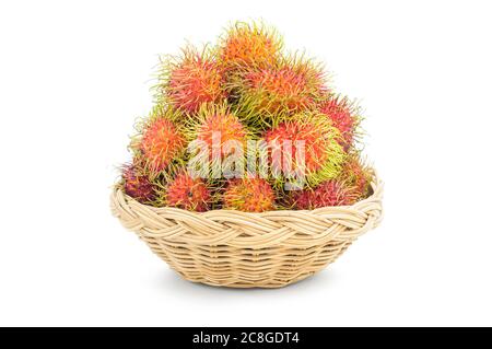 Nahaufnahme von reifen Rambutan süße köstliche Früchte auf Rattan Korb isoliert auf weißem Hintergrund, Clipping Pfad enthalten. Stockfoto