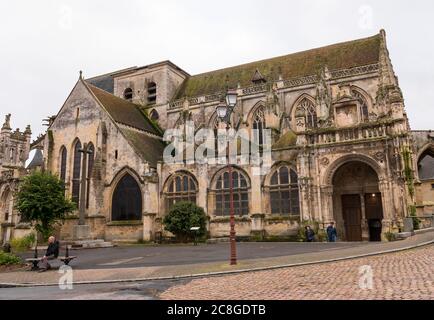 Kirche der Heiligen Dreifaltigkeit (Eglise de la Trinité), Falaise, Calvados, Normandie, Frankreich. Erbaut 840, zerstört von Philippe Augustus. Wunderschöne Wasserspeier. Stockfoto