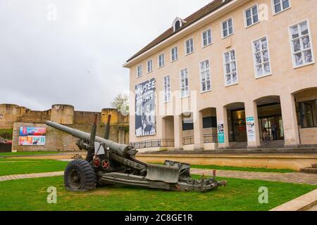 Falaise Memorial - Zivilisten im Krieg. Kanone vorne. Falaise, Calvados, Normandie, Frankreich. Gewidmet den Zivilisten während des Zweiten Weltkriegs (39-45). Stockfoto